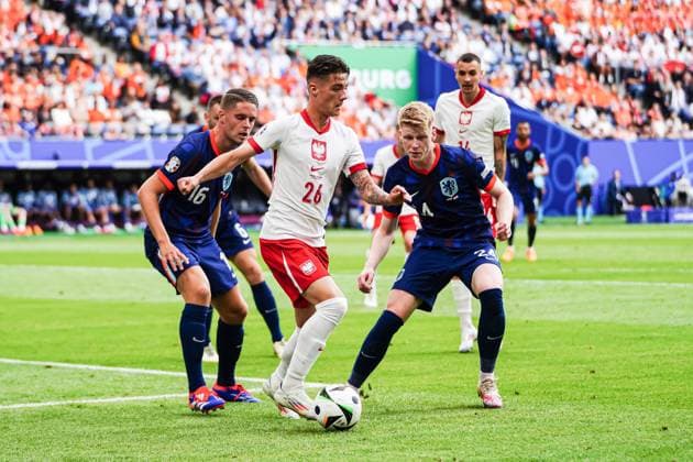 Joey Veerman (Niederlande, 16), Kacper Urbanski (Polen, 26), Jerdy Schouten (Niederlande, 24) GER, Polen vs. Niederlande, Fussball Europameisterschaft, UEFA EURO, EM, Europameisterschaft,Fussball 2024, Spieltag 1, 16.06.2024 GER, Polen vs. Niederlande, Fussball Europameisterschaft, UEFA Euro 2024, Spieltag 1, 16.06.2024 Hamburg Copyright: xEibner-Pressefoto MarcelxvonxFehrnx EP_MFN