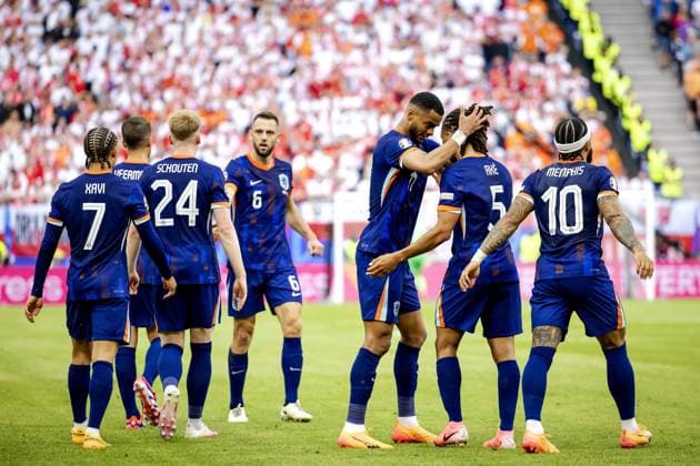 HAMBURG - The players of the Dutch national team, Nationalteam celebrate the 1-1 during the UEFA EURO, EM, Europameisterschaft,Fussball 2024 group D match between Poland and the Netherlands at the Volksparkstadion on June 16, 2024 in Hamburg, Germany. ANP KOEN VAN WEEL UEFA EURO 2024 2024 xVIxANPxSportx xxANPxIVx 501234589 originalFilename: 501234589.jpg