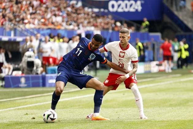 HAMBURG - (l-r) Cody Gakpo of Holland, Sebastian Szymanski of Poland during the UEFA EURO, EM, Europameisterschaft,Fussball 2024 group D match between Poland and the Netherlands at Volksparkstadion on June 16, 2024 in Hamburg, Germany. ANP MAURICE VAN STEEN UEFA EURO 2024 2024 xVIxANPxSportx xxANPxIVx 501234610 originalFilename: 501234610.jpg