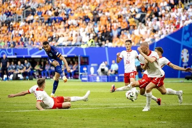 HAMBURG - Cody Gakpo of Holland scores the 1-1 during the UEFA EURO, EM, Europameisterschaft,Fussball 2024 group D match between Poland and the Netherlands at the Volksparkstadion on June 16, 2024 in Hamburg, Germany. ANP KOEN VAN WEEL UEFA EURO 2024 2024 xVIxANPxSportx xxANPxIVx 501234625 originalFilename: 501234625.jpg