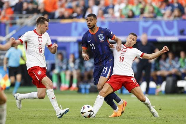 HAMBURG, Volkspark Stadium ,16-06-2024 , European Football Championship Euro2024, Group stage match no.7 between Poland and Netherlands. (L-R) Poland player Taras Romanczuk, Netherlands player Cody Gakpo, Poland player Przemyslaw Frankowski Poland - Netherlands (Euro2024)  x25506326x Copyright:
