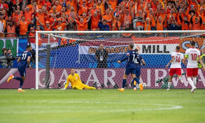 Fussball, Herren, Saison 2023 24, Euro 2024 Gruppe D (1. Spieltag) in Hamburg, Polen - Niederlande, Cody Gakpo (Niederlande) erzielt das Tor zum 1:1 gegen Torhüter Wojciech Szczesny (Polen), 16.06. 2024, Copyright: xSebastianxRäppold MatthiasxKochx