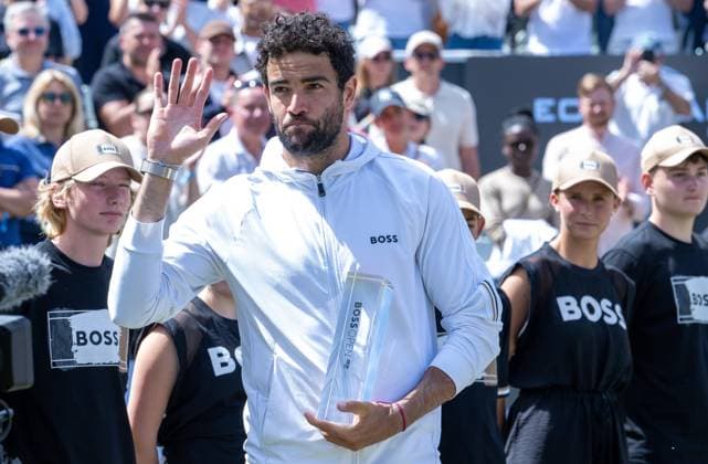 Ein enttäuschter Matteo Berrettini (ITA) mit dem Pokal für den 2th Platz. xettx, Deutschland, Stuttgart, 16.06.2024, Tennis, Boss Open, 2024, Finale, J.Draper (GBR) - M.Berrettini (ITA), TC Weissenhof, Center Court Foto: A2 Bildagentur Peter Hartenfelser