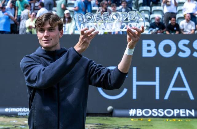 BossOpen 2024 Champion Jack Draper (GBR). xettx, Deutschland, Stuttgart, 16.06.2024, Tennis, Boss Open, 2024, Finale, J.Draper (GBR) - M.Berrettini (ITA), TC Weissenhof, Center Court Foto: A2 Bildagentur Peter Hartenfelser