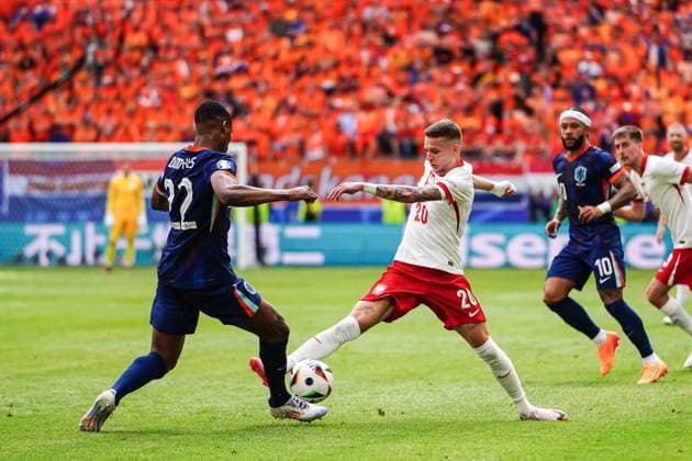 Denzel Dumfries (Niederlande, 22), Sebastian Szymanski (Polen, 20) GER, Polen vs. Niederlande, Fussball Europameisterschaft, UEFA EURO, EM, Europameisterschaft,Fussball 2024, Spieltag 1, 16.06.2024 GER, Polen vs. Niederlande, Fussball Europameisterschaft, UEFA Euro 2024, Spieltag 1, 16.06.2024 Hamburg Copyright: xEibner-Pressefoto MarcelxvonxFehrnx EP_MFN