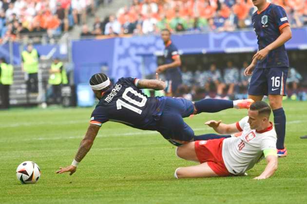 GER, Euro 2024, Group D, Polen (POL) vs Niederlande (NED) 16.06.2024, Volksparkstadion, GER, Euro 2024, Group D, Polen (POL) vs Niederlande (NED) im Bild Piotr Zielinski (POL 10) versucht sich gegen Memphis Depay (NED 10) durchzusetzen