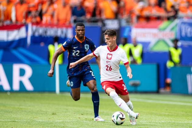 UEFA EURO, EM, Europameisterschaft,Fussball 2024: Polen - Niederlande; 16.06.2024 Kacper Urbansky (Polen, 26), Denzel Dumfries (Niederlande, 22) UEFA EURO 2024: Polen - Niederlande; Volksparkstadion, Hamburg; 16.06.2024 Copyright: xBEAUTIFULxSPORTS Buriakovx