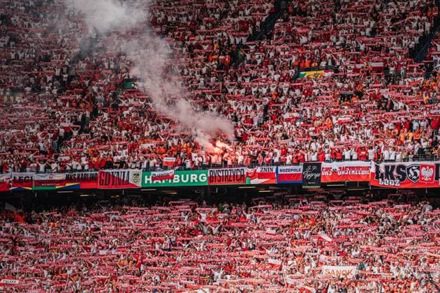 Fußball Herren UEFA-Fußball-Europameisterschaft 2024 Gruppe D Polen vs. Niederlande 16.06.2024 Fans aus Polen zünden Pyrotechnik Hamburg Volksparkstadion Hamburg Deutschland