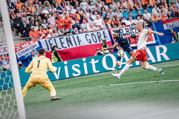 Fußball Herren UEFA-Fußball-Europameisterschaft 2024 Gruppe D Polen vs. Niederlande 16.06.2024 Memphis Depay ( 10, Niederlande) beim Schuss Hamburg Volksparkstadion Hamburg Deutschland
