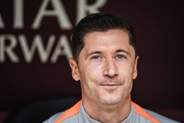 Fußball Herren UEFA-Fußball-Europameisterschaft 2024 Gruppe D Polen vs. Niederlande 16.06.2024 Robert Lewandowski ( 9, Polen) auf der Bank vor dem Spiel Portrait Hamburg Volksparkstadion Hamburg Deutschland