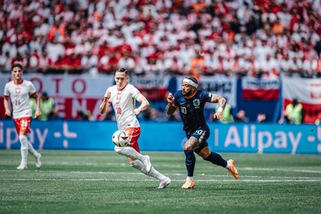 Fußball Herren UEFA-Fußball-Europameisterschaft 2024 Gruppe D Polen vs. Niederlande 16.06.2024 v.l. Piotr Zielinski ( 10, Polen) und Memphis Depay ( 10, Niederlande) laufen um den Ball Hamburg Volksparkstadion Hamburg Deutschland