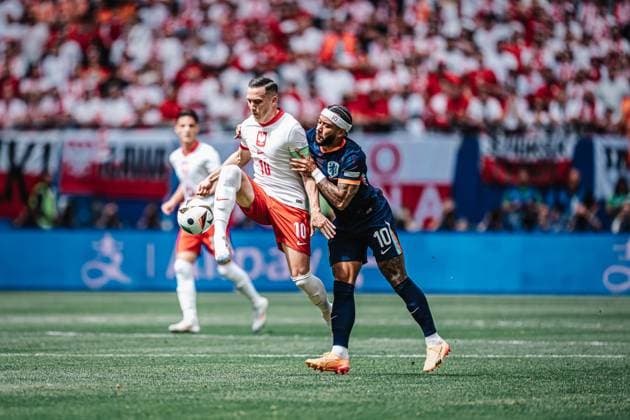 Fußball Herren UEFA-Fußball-Europameisterschaft 2024 Gruppe D Polen vs. Niederlande 16.06.2024 v.l. Piotr Zielinski ( 10, Polen) und Memphis Depay ( 10, Niederlande) kampf um den Ball Hamburg Volksparkstadion Hamburg Deutschland