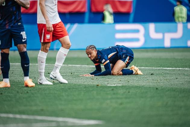Fußball Herren UEFA-Fußball-Europameisterschaft 2024 Gruppe D Polen vs. Niederlande 16.06.2024 Xavi Simons ( 7, Niederlande) ärgert sich frustriert am Boden Hamburg Volksparkstadion Hamburg Deutschland