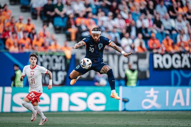Fußball Herren UEFA-Fußball-Europameisterschaft 2024 Gruppe D Polen vs. Niederlande 16.06.2024 Memphis Depay ( 10, Niederlande) nimmt den Ball in der Luft an Hamburg Volksparkstadion Hamburg Deutschland