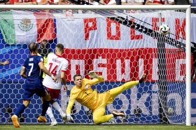 HAMBURG - Poland goalkeeper Wojciech Szczesny returns a shot from the Netherlands during the UEFA EURO, EM, Europameisterschaft,Fussball 2024 group D match between Poland and the Netherlands at the Volksparkstadion on June 16, 2024 in Hamburg, Germany. ANP KOEN VAN WEEL UEFA EURO 2024 2024 xVIxANPxSportx xxANPxIVx 501237263 originalFilename: 501237263.jpg