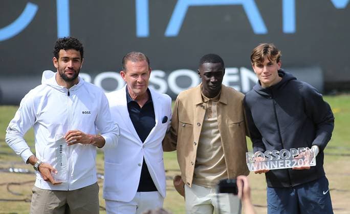 16.06.2024, BossOpen 2024, ATP, Tennis Herren Tour, TC Weissenhof, Stuttgart, Tennis, im Bild: Jack Draper (GBR) Sieger mit Matteo Berrettini, Daniel Grieder, Khaki Lame v.l.