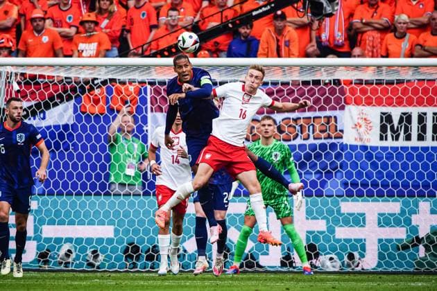 Kopfballduell Luftzweikampf Virgil van Dijk (Niederlande, 04), Adam Buksa (Polen, 16) GER, Polen vs. Niederlande, Fussball Europameisterschaft, UEFA EURO, EM, Europameisterschaft,Fussball 2024, Spieltag 1, 16.06.2024 GER, Polen vs. Niederlande, Fussball Europameisterschaft, UEFA Euro 2024, Spieltag 1, 16.06.2024 Hamburg Copyright: xEibner-Pressefoto MarcelxvonxFehrnx EP_MFN
