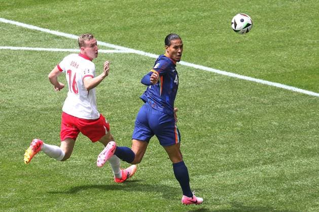 Hamburg, Deutschland, 16.06.2024: Volksparkstadion: Fußball-EM 2024, Gruppe D, Polen - Niederlande: Adam Buksa (16, Polen) und Virgil van Dijk (4, Niederlande) im Duell Copyright: xdtsxNachrichtenagenturx dts_40436