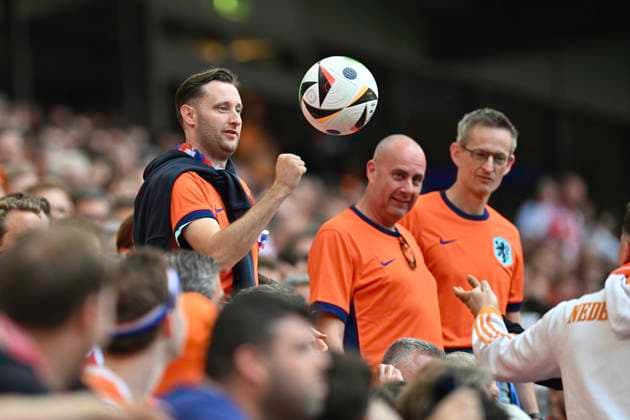 GER, Euro 2024, Group D, Polen (POL) vs Niederlande (NED) 16.06.2024, Volksparkstadion, GER, Euro 2024, Group D, Polen (POL) vs Niederlande (NED) im Bild Feature Niederlaendischer Fan faustet den Ball wieder zurueck