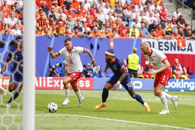 HAMBURG, Volkspark Stadium ,16-06-2024 , European Football Championship Euro2024, Group stage match no.7 between Poland and Netherlands. (L-R) Netherlands player Denzel Duimfries, Poland player Jakub Kiwior, Netherlands player Memphis Depay, Poland player Bartosz Salamon Poland - Netherlands (Euro2024)  x25506743x Copyright: