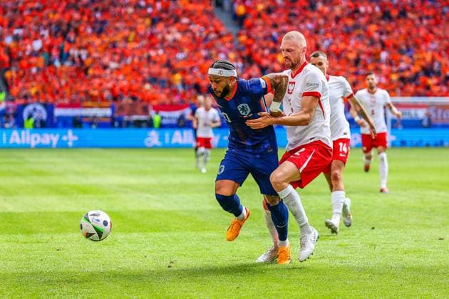 HAMBURG 16.06.2024 MECZ I RUNDA GRUPA D MISTRZOSTW EUROPY 2024: POLSKA - HOLANDIA --- FIRST ROUND GROUP D UEFA EURO, EM, Europameisterschaft,Fussball 2024 MATCH IN HAMBURG: POLAND - NETHERLANDS NZ MEMPHIS DEPAY BARTOSZ SALAMON FOT. PATRYK PINDRAL 400MM.PL NEWSPIX.PL --- Newspix.pl  20240616_PP83_PPP_2754