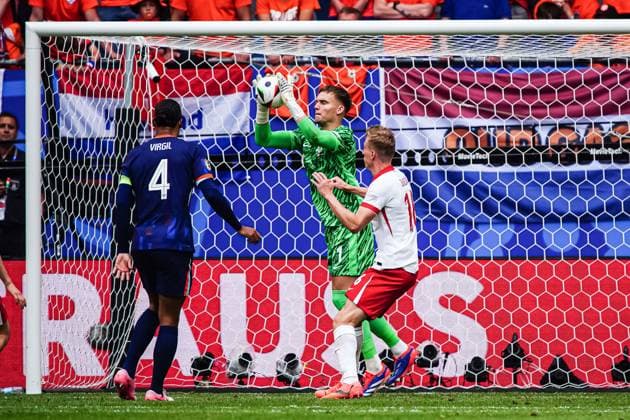 Bart Verbruggen (Niederlande, 01) haelt Ball GER, Polen vs. Niederlande, Fussball Europameisterschaft, UEFA EURO, EM, Europameisterschaft,Fussball 2024, Spieltag 1, 16.06.2024 GER, Polen vs. Niederlande, Fussball Europameisterschaft, UEFA Euro 2024, Spieltag 1, 16.06.2024 Hamburg Copyright: xEibner-Pressefoto MarcelxvonxFehrnx EP_MFN