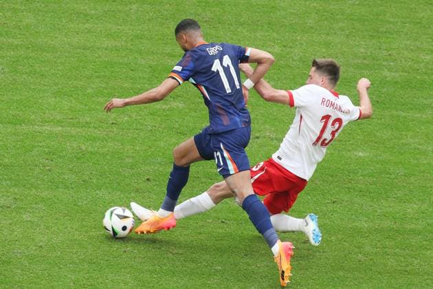 Hamburg, Deutschland, 16.06.2024: Volksparkstadion: Fußball-EM 2024, Gruppe D, Polen - Niederlande: Cody Gakpo (11, Niederlande) und Taras Romanczuk (13, Polen) im Duell Copyright: xdtsxNachrichtenagenturx dts_40438