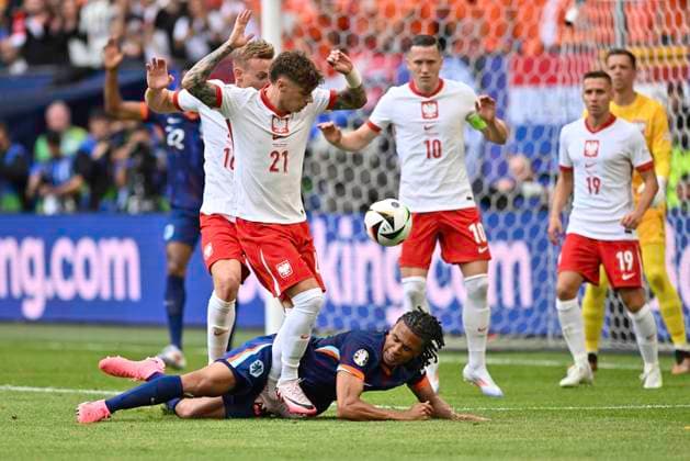 GER, Euro 2024, Group D, Polen (POL) vs Niederlande (NED) 16.06.2024, Volksparkstadion, GER, Euro 2024, Group D, Polen (POL) vs Niederlande (NED) im Bild Nicola Zalewski (POL 21)versucht sich gegen Nathan Aké (NED 05) )durchzusetzen