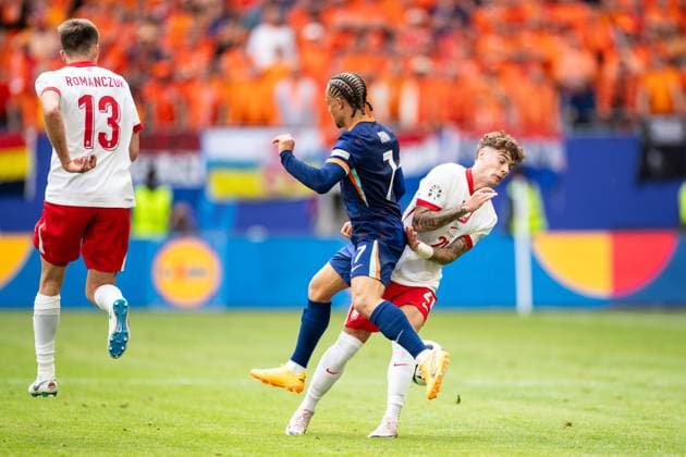 UEFA EURO, EM, Europameisterschaft,Fussball 2024: Polen - Niederlande; 16.06.2024 Nicola Zalewski (Polen, 21), Xavi Simons (Niederlande, 7) UEFA EURO 2024: Polen - Niederlande; Volksparkstadion, Hamburg; 16.06.2024 Copyright: xBEAUTIFULxSPORTS Buriakovx