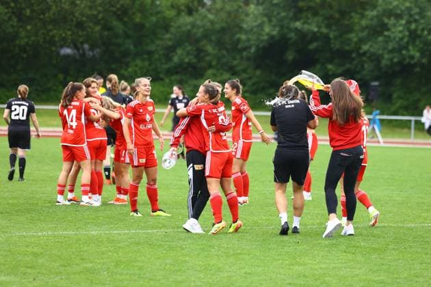 Fussball I Frauen I Aufstiegsspiel 2. Bundesliga I SV Henstedt-Ulzburg - 1.FC Union Berlin I 16.06.2024 1. FC Union Berlin Frauen feiern den Aufstieg in die 2. Bundesliga mit Bierduschen Henstedt-Ulzburg Beckersbergstadion Schleswig-Holstein Deutschland Copyright: xLobeca RHx