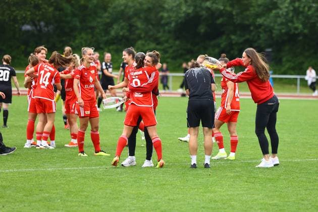 Fussball I Frauen I Aufstiegsspiel 2. Bundesliga I SV Henstedt-Ulzburg - 1.FC Union Berlin I 16.06.2024 1. FC Union Berlin Frauen feiern den Aufstieg in die 2. Bundesliga mit Bierduschen Henstedt-Ulzburg Beckersbergstadion Schleswig-Holstein Deutschland Copyright: xLobeca RHx