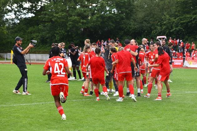 Fussball I Frauen I Aufstiegsspiel 2. Bundesliga I SV Henstedt-Ulzburg - 1.FC Union Berlin I 16.06.2024 1. FC Union Berlin Frauen feiern den Aufstieg in die 2. Bundesliga mit Bierduschen Henstedt-Ulzburg Beckersbergstadion Schleswig-Holstein Deutschland Copyright: xLobeca RHx
