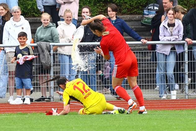 Fussball I Frauen I Aufstiegsspiel 2. Bundesliga I SV Henstedt-Ulzburg - 1.FC Union Berlin I 16.06.2024 1. FC Union Berlin Frauen feiern den Aufstieg in die 2. Bundesliga mit Bierduschen Melanie Wagner (12, 1. FC Union Berlin Frauen) Henstedt-Ulzburg Beckersbergstadion Schleswig-Holstein Deutschland Copyright: xLobeca RHx