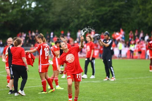 Fussball I Frauen I Aufstiegsspiel 2. Bundesliga I SV Henstedt-Ulzburg - 1.FC Union Berlin I 16.06.2024 1. FC Union Berlin Frauen feiern den Aufstieg in die 2. Bundesliga mit Bierduschen Athanasia Moraitou (77, 1. FC Union Berlin Frauen) Henstedt-Ulzburg Beckersbergstadion Schleswig-Holstein Deutschland Copyright: xLobeca RHx