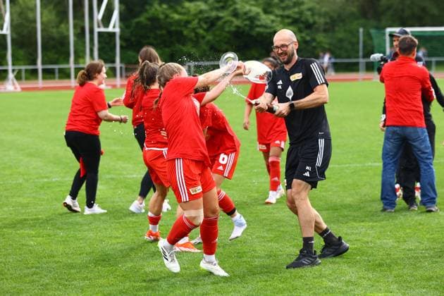 Fussball I Frauen I Aufstiegsspiel 2. Bundesliga I SV Henstedt-Ulzburg - 1.FC Union Berlin I 16.06.2024 1. FC Union Berlin Frauen feiern den Aufstieg in die 2. Bundesliga mit Bierduschen Henstedt-Ulzburg Beckersbergstadion Schleswig-Holstein Deutschland Copyright: xLobeca RHx
