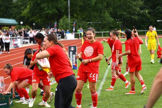 Fussball I Frauen I Aufstiegsspiel 2. Bundesliga I SV Henstedt-Ulzburg - 1.FC Union Berlin I 16.06.2024 1. FC Union Berlin Frauen feiern den Aufstieg in die 2. Bundesliga mit Bierduschen Ginger Schulz (14, 1. FC Union Berlin Frauen) Henstedt-Ulzburg Beckersbergstadion Schleswig-Holstein Deutschland Copyright: xLobeca RHx