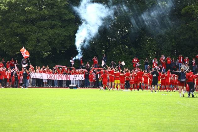 Fussball I Frauen I Aufstiegsspiel 2. Bundesliga I SV Henstedt-Ulzburg - 1.FC Union Berlin I 16.06.2024 1. FC Union Berlin Frauen feiern den Aufstieg in die 2. Bundesliga mit den Fans Henstedt-Ulzburg Beckersbergstadion Schleswig-Holstein Deutschland Copyright: xLobeca RHx