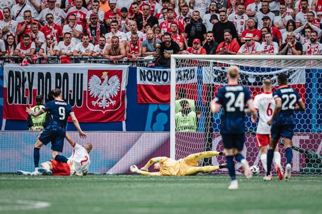 Fußball Herren UEFA-Fußball-Europameisterschaft 2024 Gruppe D Polen vs. Niederlande 16.06.2024 Wout Weghorst ( 9, Niederlande) schießt ein Tor Hamburg Volksparkstadion Hamburg Deutschland