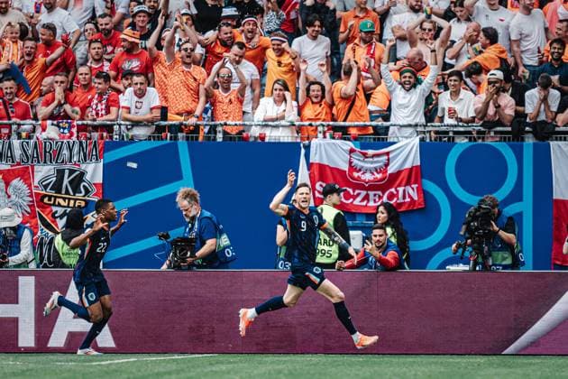 Fußball Herren UEFA-Fußball-Europameisterschaft 2024 Gruppe D Polen vs. Niederlande 16.06.2024 Wout Weghorst ( 9, Niederlande) schießt ein Tor und jubelt Hamburg Volksparkstadion Hamburg Deutschland