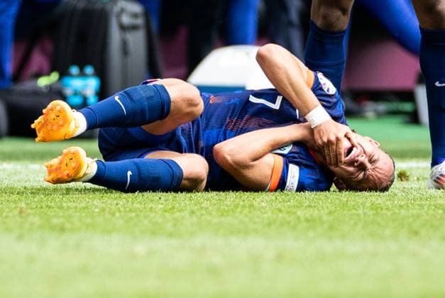 UEFA EURO, EM, Europameisterschaft,Fussball 2024: Polen - Niederlande; 16.06.2024 Xavi Simons (Niederlande, 7) liegt auf dem Rasen nach dem Faul UEFA EURO 2024: Polen - Niederlande; Volksparkstadion, Hamburg; 16.06.2024 Copyright: xBEAUTIFULxSPORTS Buriakovx