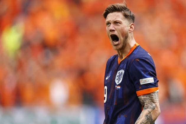 HAMBURG - Wout Weghorst of Holland celebrates the 1-2 during the UEFA EURO, EM, Europameisterschaft,Fussball 2024 group D match between Poland and the Netherlands at the Volksparkstadion on June 16, 2024 in Hamburg, Germany. ANP MAURICE VAN STEEN UEFA EURO 2024 2024 xVIxANPxSportx xxANPxIVx 501240100 originalFilename: 501240100.jpg