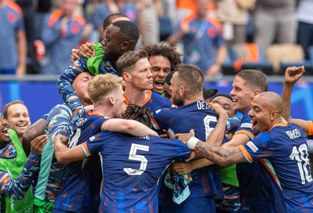 Fussball, Herren, Saison 2023 24, Euro 2024 Gruppe D (1. Spieltag) in Hamburg, Polen - Niederlande, Niederländer Jubel nach Tor zum 1:2 durch Wout Weghorst (Niederlande), 16.06. 2024, Copyright: xSebastianxRäppold MatthiasxKochx