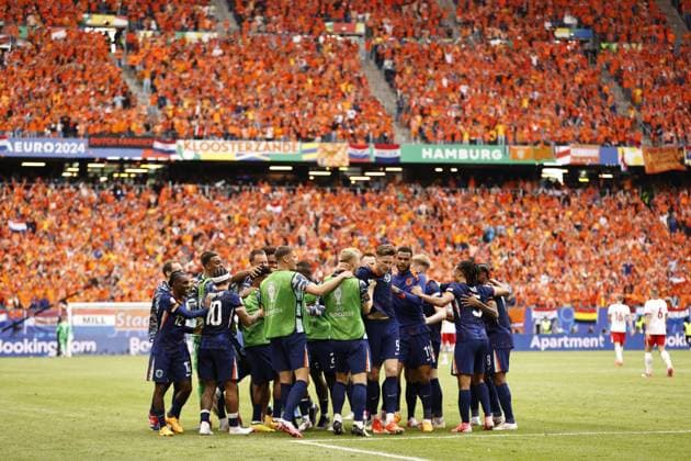 HAMBURG - Wout Weghorst of Holland celebrates the 1-2 during the UEFA EURO, EM, Europameisterschaft,Fussball 2024 group D match between Poland and the Netherlands at the Volksparkstadion on June 16, 2024 in Hamburg, Germany. ANP MAURICE VAN STEEN UEFA EURO 2024 2024 xVIxANPxSportx xxANPxIVx 501241233 originalFilename: 501241233.jpg