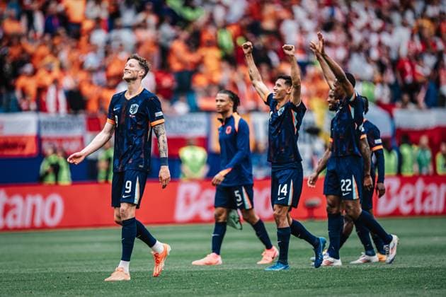 Fußball Herren UEFA-Fußball-Europameisterschaft 2024 Gruppe D Polen vs. Niederlande 16.06.2024 v.l. Wout Weghorst ( 9, Niederlande) Nathan Ake ( 5, Niederlande) Tijjani Reijnders ( 14, Niederlande) und Denzel Dumfries ( 22, Niederlande) freuen sich mit den Fans Hamburg Volksparkstadion Hamburg Deutschland