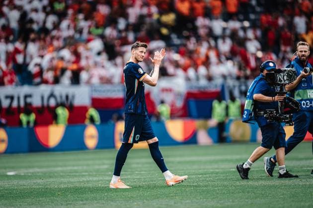 Fußball Herren UEFA-Fußball-Europameisterschaft 2024 Gruppe D Polen vs. Niederlande 16.06.2024 Wout Weghorst ( 9, Niederlande) nach dem Spiel applaudiert Hamburg Volksparkstadion Hamburg Deutschland