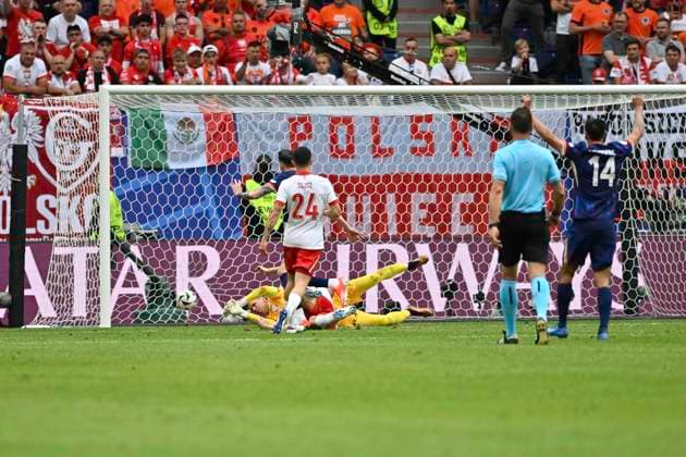 GER, Euro 2024, Group D, Polen (POL) vs Niederlande (NED) 16.06.2024, Volksparkstadion, GER, Euro 2024, Group D, Polen (POL) vs Niederlande (NED) im Bild Wout Weghorst (NED 09) schiesst das Tor zum 2-1 fuer die Niederlande vorbei an Torhueter Wojciech Szczesny (Goal Keeper POL 01)