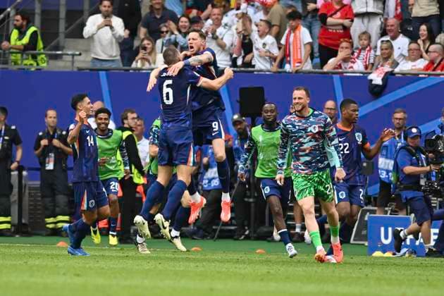 GER, Euro 2024, Group D, Polen (POL) vs Niederlande (NED) 16.06.2024, Volksparkstadion, GER, Euro 2024, Group D, Polen (POL) vs Niederlande (NED) im Bild Wout Weghorst (NED 09) schiesst das Tor zum 2-1 fuer die Niederlande vorbei an Torhueter Wojciech Szczesny (Goal Keeper POL 01) und jubelt mit der Mannschaft