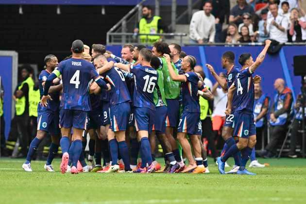 GER, Euro 2024, Group D, Polen (POL) vs Niederlande (NED) 16.06.2024, Volksparkstadion, GER, Euro 2024, Group D, Polen (POL) vs Niederlande (NED) im Bild Wout Weghorst (NED 09) schiesst das Tor zum 2-1 fuer die Niederlande vorbei an Torhueter Wojciech Szczesny (Goal Keeper POL 01) und jubelt mit der Mannschaft