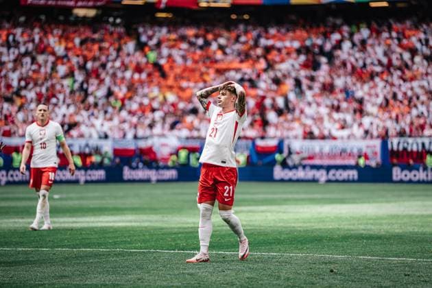 Fußball Herren UEFA-Fußball-Europameisterschaft 2024 Gruppe D Polen vs. Niederlande 16.06.2024 Nicola Zalewski ( 21, Polen) ärgert sich Hamburg Volksparkstadion Hamburg Deutschland