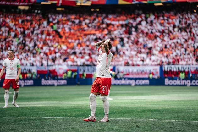 Fußball Herren UEFA-Fußball-Europameisterschaft 2024 Gruppe D Polen vs. Niederlande 16.06.2024 Nicola Zalewski ( 21, Polen) ärgert sich Hamburg Volksparkstadion Hamburg Deutschland